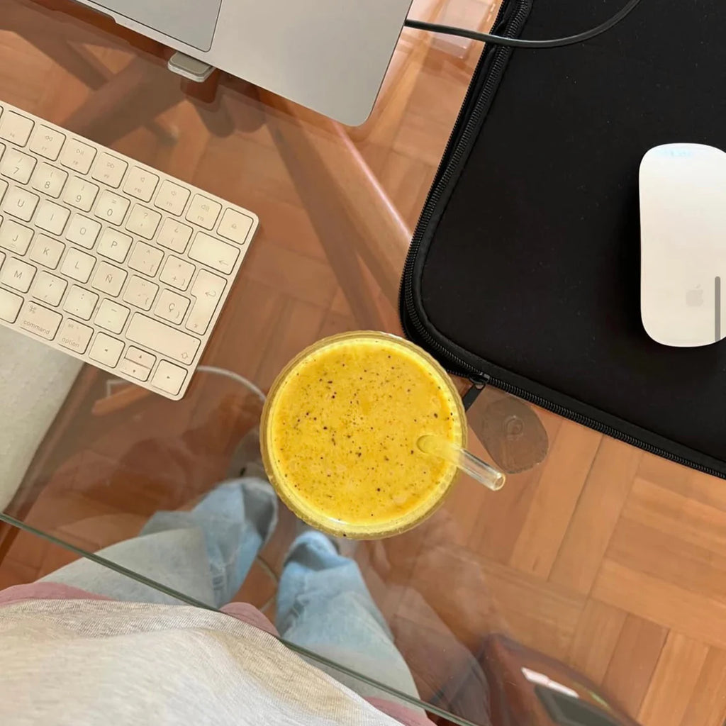 Preparación de Golden Milk Astral en taza con leche vegetal