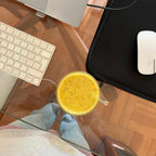 Preparación de Golden Milk Astral en taza con leche vegetal